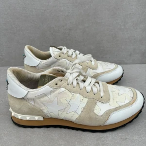 Valentino rockrunner  - ett par riktigt cleana vita rockrunners || perfekta till våren || strlk 43 passar 44 || skicket är 9/10 || två dustbag medföljer || hör av er vid intresse!!