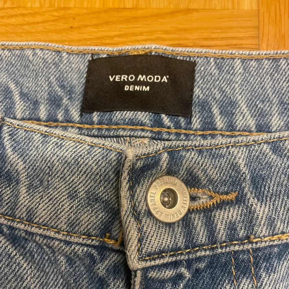 Säljer ett par straight midwaist jeans. Ljusblå och mycket bra skick. Bara användt ett fåtal gånger!💙🕺🦋köparen står för frakten.. Jeans & Byxor.