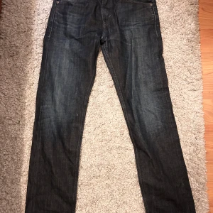 Levi's 508 jeans - Säljer ett par snygga Levi's 508 jeans i mörkblå denim. De har en klassisk design med fem fickor och knappgylf. Perfekta för både vardag och fest! Passar bra till en casual look eller med en skjorta för en mer uppklädd stil.