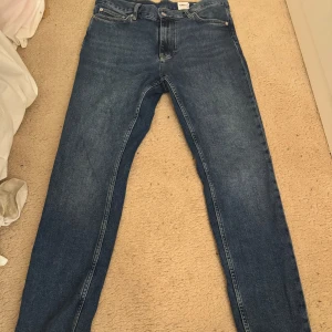 Blå jeans från Dobber - Säljer ett par klassiska blå jeans från Dobber i storlek W31 L32. De har en straight passform och är i mycket bra skick. Perfekta för både vardag och fest! 🕺