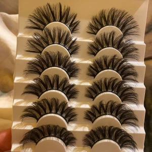 Cateye lösögonfransar  - Säljer ett set med dramatiska svarta lösögonfransar. Perfekta för en glamorös look med fyllig volym och längd. De är lätta att applicera och återanvändbara. Perfekt för fest eller en utekväll!