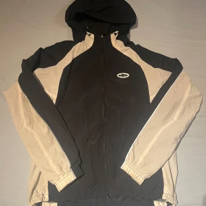 Svart och beige vindjacka från Corteiz - En svartvit corteiz jacka i mycket bra skick, lite smutsig på ärmen men som säkert kan tvättas. Storlek S, TTS. Köpt på Vinted. Skriv privat om du har frågor eller vill ha fler bilder!