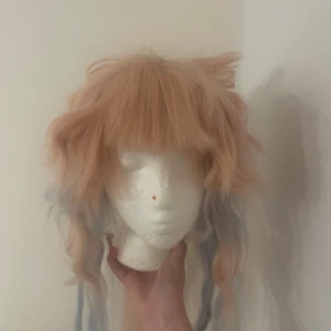 GENSHIN WIG - Säljer en kokomi peruk! Den är lite kortare där bak än det ska vara. Men den ser ändå bra ut!