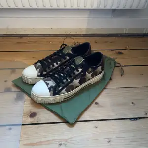 Säljer ett par snygga Valentino sneakers i mycket bra skick.