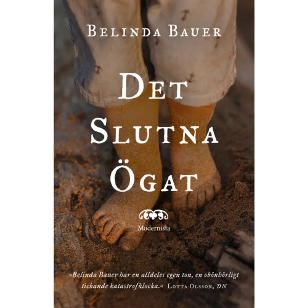 »Belinda Bauer har en alldeles egen ton, en obönhörligt tickande katastrofklocka.« | LOTTA OLSSON, DN»Belinda Bauer är fortfarande skicklig på undvika de vanliga genrevägarna och här testar hon verkligen gränserna.« | GUNILLA WEDDING, SKÅNSKA DAGBLADET »Belinda Bauer är verkligen en thrillerdrottning. Ett exceptionellt författarskap!« | SUNDAY TIMESFem fotavtryck är det enda som visar att fyraåriga Daniel någonsin varit där. Och nu är det allt hans mamma har kvar. Varje dag vaktar hon de små avtrycken i cementen. Polerar dem så att de glänser. Glider allt närmare vansinnets gräns.När ett medium erbjuder sig att hjälpa henne, tar hon chansen. Vem skulle inte ha gjort det? Kanske kan han tala om för henne vad som hänt hennes son...Men är mannen verkligen den han utger sig för att vara?I svensk översättning av Leif Janzon.BELINDA BAUER växte upp i England och Sydafrika och bor i dag i Wales. Hennes debutroman, Mörk jord, belönades med deckarvärldens mest prestigefyllda pris, The CWA Gold Dagger, som delas ut av brittiska Crime Writers Association för årets bästa kriminalroman. Hon har även belönats med The Dagger in the Library för sitt samlade författarskap. I Sverige har Belinda Bauer nominerats fyra gånger till priset för Årets bästa översatta kriminalroman av Svenska Deckarakademin. Hennes böcker har översatts till ett tjugotal språk. Det slutna ögat är hennes sjätte roman. Format Inbunden Omfång 295 sidor Språk Svenska Förlag Modernista Utgivningsdatum 2015-08-06 Medverkande Lars Sundh Medverkande Leif Janzon ISBN 9789176455548 . Böcker.