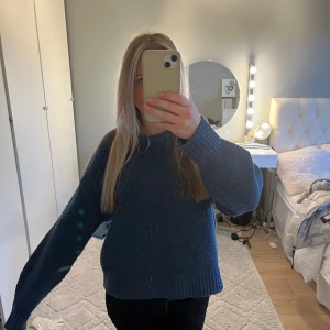Stickad tröja - Skit snygg stickad tröja från Bikbok i M men passar mig i S. Den är stilren men går att klä upp och klä ner⭐️skriv vid fler frågor eller bilder💞 är nästintill oanvänd utan tecken på användning, den finns inte heller i Bikbok sortiment längre⭐️