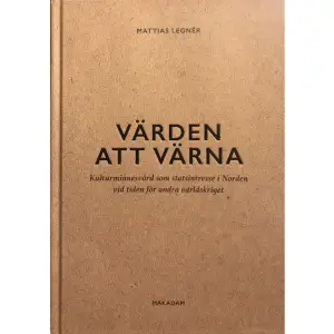 Värden att värna bygger på ett omfattande forskningsarbete om hur olika aktörer i de nordiska staterna förberedde sig inför risken att dras in i andra världskriget, och hur de sedan agerade för att skydda samlingar, byggnader och platser som var kulturellt och historiskt betydelsefulla. Bombning från luften ansågs vara det omedelbara hotet mot ett lands kultur, men det fanns också andra hot som inte förutsågs lika väl. Hit hörde missbruket av det förflutna i politiska syften, plundring av kulturskatter och skövling i syfte att underlätta krigföring. För första gången skildras här hur kulturminnesvården i Sverige, Finland, Norge och Danmark sökte skydda arkiv, museer, bibliotek och fornlämningar från krigets alla risker. Även i det neutrala Sverige fördes kulturföremål och historiska dokument i vad man hoppades skulle vara säkerhet. Begränsningarna i de skyddsåtgärder som kunde vidtas blir också tydliga: hade viktiga delar av Sveriges kulturarv verkligen kunnat skyddas om landet dragits in i kriget? Erfarenheter från de övriga nordiska länderna visar på de problem som uppstod med att skydda såväl bebyggelse som arkiv, museer och bibliotek, och hur man försökte lösa dem. Boken berättar inte bara om en tidigare obeaktad aspekt på andra världskriget, utan har också stor relevans i vår egen tid då nationalstater åter använder historien för att få legitimitet. Kulturarv blir allt oftare måltavlor i väpnade konflikter med etniska och kulturella dimensioner. Erfarenheter från andra världskriget blir värdefulla att återupptäcka och förhålla sig till när ett samhälle behöver bygga upp sin beredskap igen. Mattias Legnér är historiker och professor i kulturvård vid Uppsala universitet--Campus Gotland. Han forskar och undervisar om hur kulturarv behandlas i krig och fred, och är expert på skydd av kulturegendom i väpnad konflikt. Trådbundet kartonnageband med strukturerat pärmöverdrag.     Format Kartonnage   Omfång 450 sidor   Språk Svenska   Förlag Makadam förlag   Utgivningsdatum 2022-01-07   Medverkande Pernilla Ottenfelt Eliasson   ISBN 9789170613685  