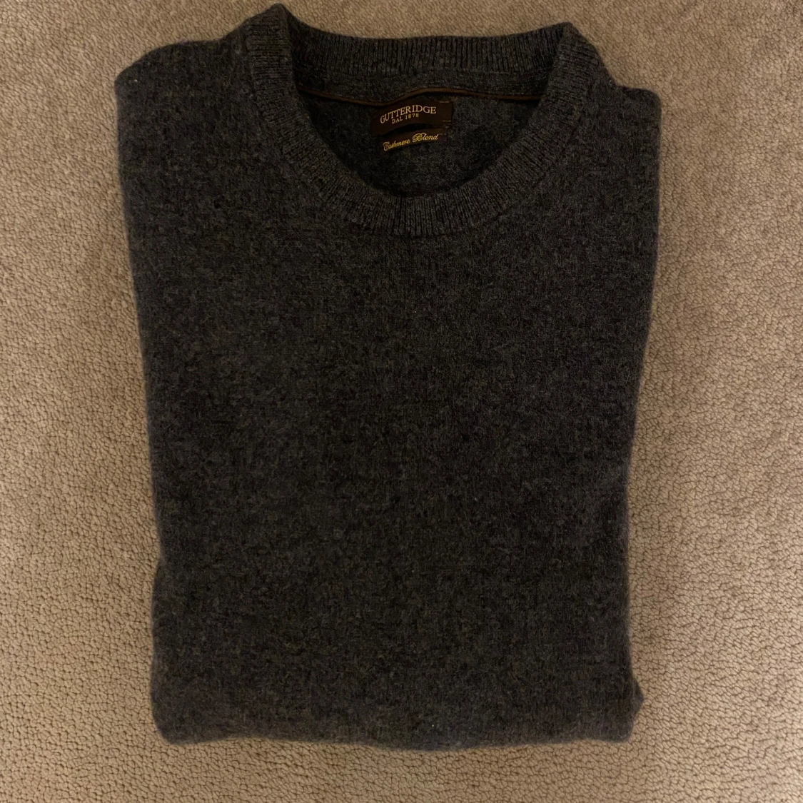 Mörkgrå kashmirtröja från Gutteridge - 90