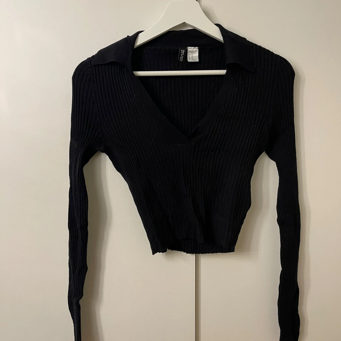 Svart ribbad tröja från Divided