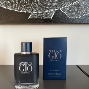 Acqua di Giò Profondo Eau de Parfum 100ml - Säljer en aqua di gio profondo edp med 100ml! | En riktigt fräsch och populär parfym perfekt för alla tillfällen enligt mig | parfymen är helt ny, ej sprejad med! All paketering följer med | ny pris: 1500kr | mitt pris 899kr! | tveka inte på att fråga om frågor finns! Först till kvarn!