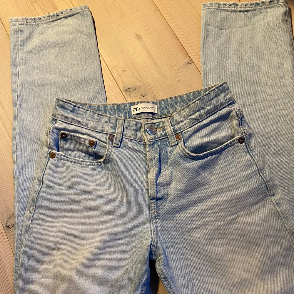 Säljer ett par ljusblå medel - lågmidjade raka jeans från Zara i storlek 34. . Jeans & Byxor.