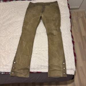 Sköna stacked flares lite slim fit jeans khaki färg strö 36 passar 34