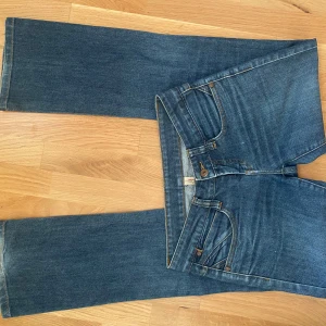 Lågmidjade jeans  - Så snygga lågmidjade jeans från Vero Moda! Bra skick! Står ingen storlek men skulle säga att de kan passa xs-m, skriv för mått! 😇skicka prisförslag💞