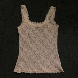 Ljusrosa spetslinne - Säljer ett superfint rosa spetslinne med blommigt mönster. Då den inte kommit till användning. 