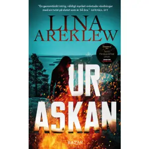 Ur askan är första delen i Ulvöserien – en spännande och drabbande kriminalroman som tar avstamp i den tragiska förlisningen av Estonia 1994.Fredrik Fröding är en avhoppad polisaspirant som förlorade hela sin familj i Estoniakatastrofen.Sofia Hjortén är utredaren som återvänt till Örnsköldsvikspolisen efter en framgångsrik karriär i Stockholm.För femton år sedan hade de en kort romans. Nu möts de igen i semesterparadiset Ulvön i Höga kusten. Hon som utredare av ett brutalt mord. Han som misstänkt.När det första mordet följs av flera sprider sig skräcken och Sofia och hennes kollegor står inför sitt svåraste fall hittills.“En genomtänkt intrig, väldigt mycket oväntade vändningar med en twist på slutet som är SÅ bra.”Go’kväll, SVT    Format Inbunden   Omfång 372 sidor   Språk Svenska   Förlag Strawberry Förlag   Utgivningsdatum 2020-09-08   ISBN 9789189057395  