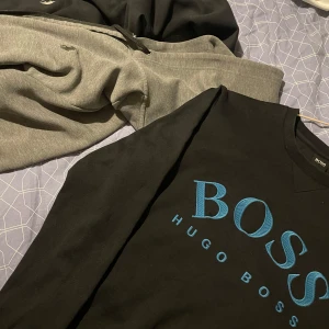  retro Hugo Boss sweatshirt - Riktigt snygg clean svart tröja med blåa detaljer och är ganska sällsynta då dom slutade tillverkas några år sen. Storlek M och tröjan har även väldigt bra passform