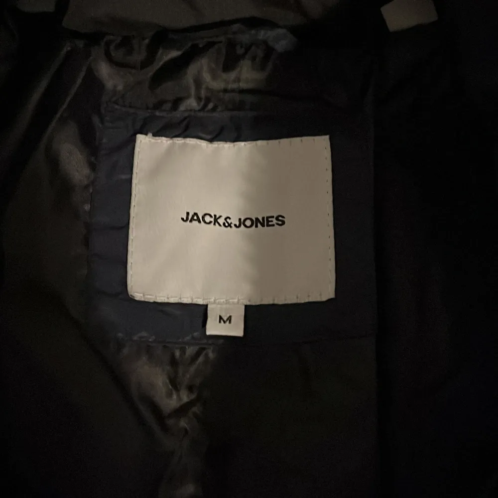 Fin Jack & Jones vinterjacka som aldrig kommit till användning, storlek M. Jackor.