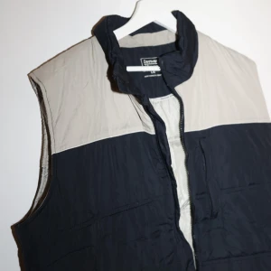 Blå och beige väst från Denim Hayes - Säljer en snygg mörkblå och beige väst. Vintage. 