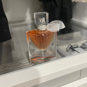 La Vie est Belle L Écalt Eau de parfum 30ml - Parfymen är helt ny har råkat köpa fel lukt och öppnat paketet vilket gjorde att jag inte kunnat lämna tillbaka annars är den helt oanvänd 