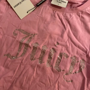 Rosa Juicy Couture t-shirt - Säljer en helt ny äkta Juicy Couture T-shirt i en jättefin rosa färg. Den är i storlek s men passar även en xs🌸