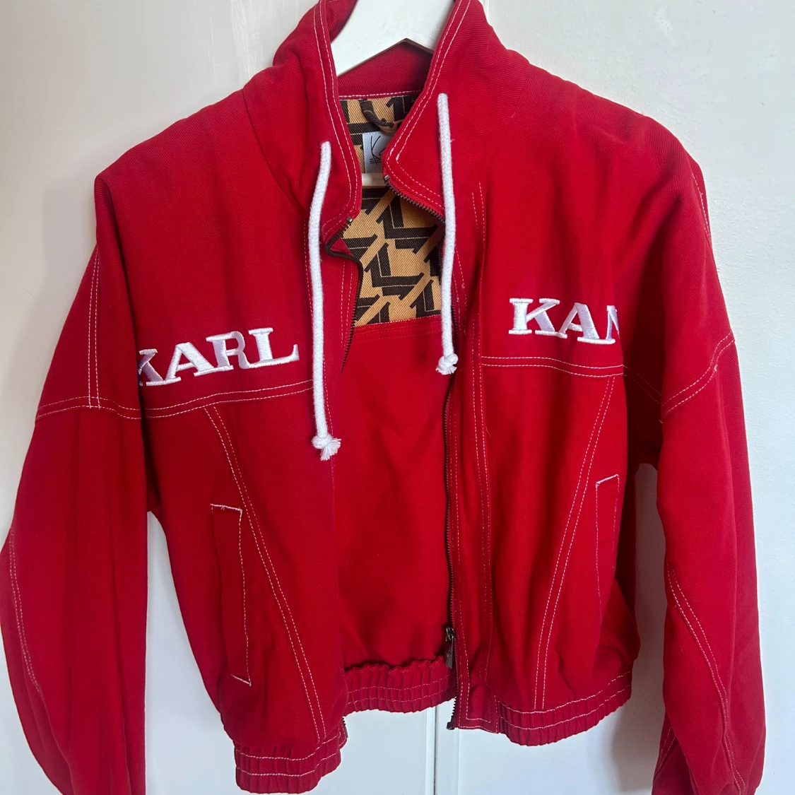 Röd jacka från Karl Kani