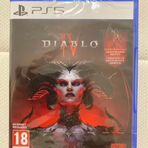 Diablo IV till PS5 - Säljer Diablo IV till PS5, ett episkt action-RPG där du kan utforska en öppen värld och utveckla din karaktär med unika förmågor. Spelet har en mörk och intensiv atmosfär med legendariska strider och utrustning. Inkluderar bonusföremål som Light-Bearer Mount och Caparison of Faith Mount Armour. Perfekt för dig som älskar fantasy och äventyr!