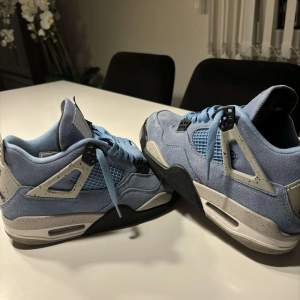 Säljer ett par Nike Air Jordans 4 UNC blue mocka. De är i mycket bra skick och kommer i originalförpackning. Köpte på stock X 