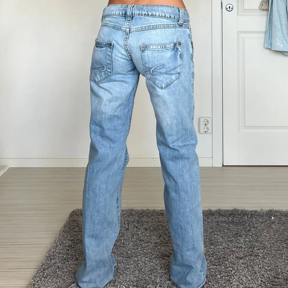 Midjemått: 40cm rakt över, innerbenslängd: 85cm 💕. Jeans & Byxor.