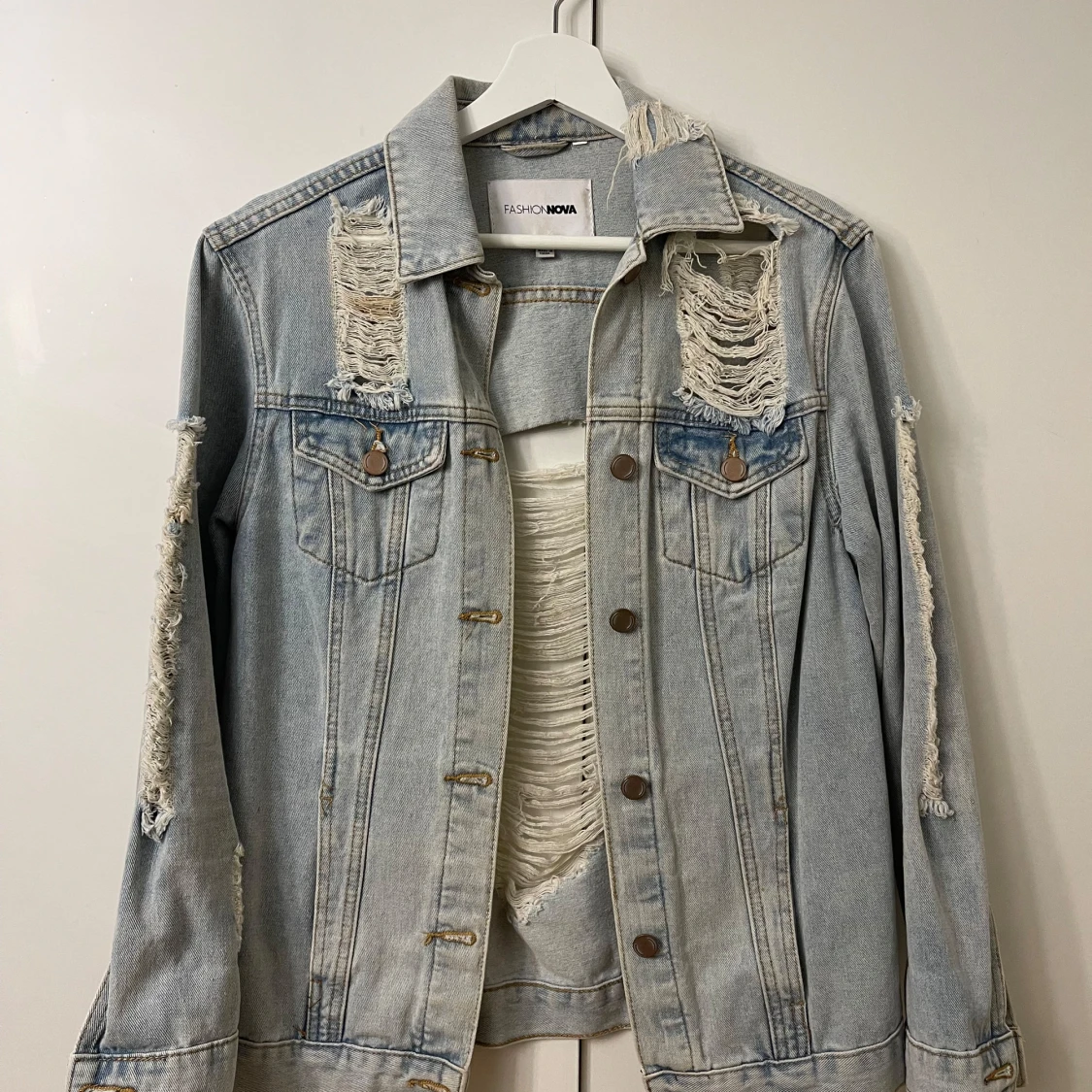 Ljusblå jeansjacka från Fashion Nova