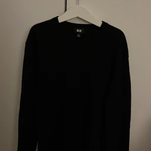 Svart merinoull tröja - Säljer en stilren svart tröja från Uniqlo i storlek XS. Perfekt för både vardag och fest. Skick är 10/10. Pris går att diskutera 
