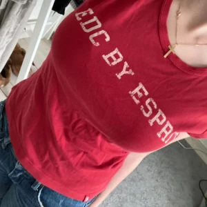 Snygg tröja från Esprit! - Säljer denna snygga tröja från Esprit. Köpt här på plick! Kommer ej till användning hos mig. Den har lite kortare ärmar, ger lite av en y2k look nästan. Storlek M men skulle säga att den är mer som en S! 