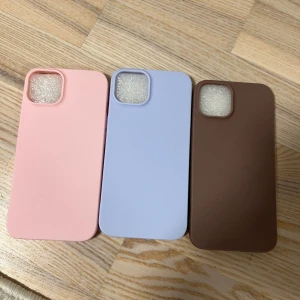 Fodral till mobiltelefon - Tre stilrena mobilskal i olika färger: rosa, ljusblå och brun. För iPhone 13