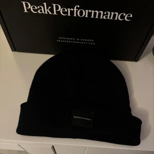  Peak Performance mössa - Mörkblå mössa från peak performance i one size! Knappt använd-Nyskick!