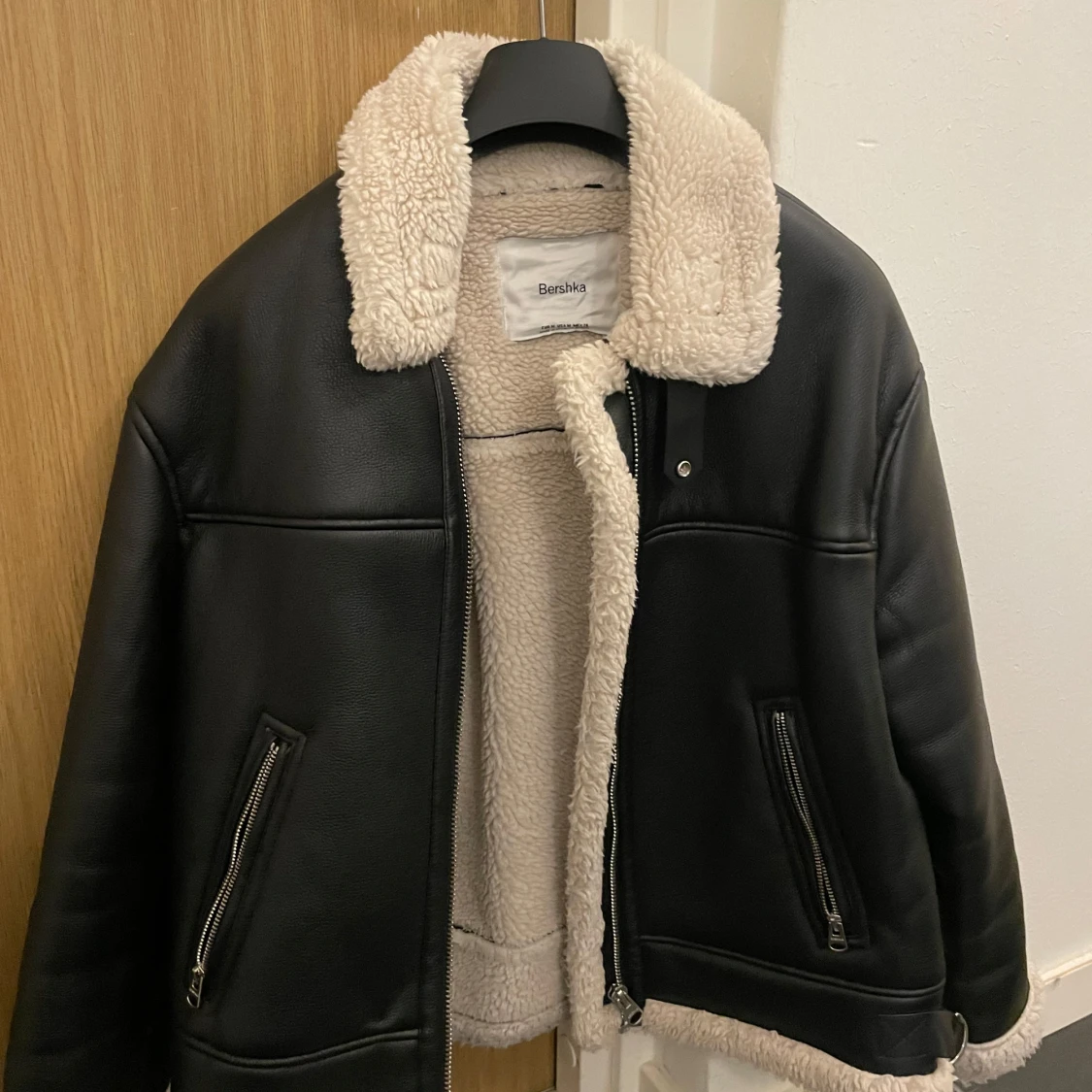 Svart jacka med teddyfoder från Bershka