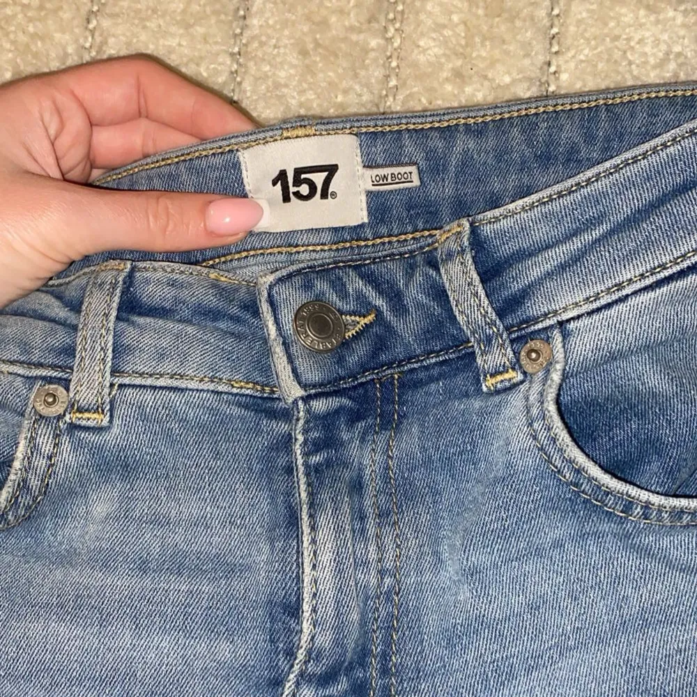 Säljer ett par snygga blå bootcut jeans från 157. Säljs då de inte längre passar.De är i storlek Xs-Short🩷(Finns en liten fläck på de men inget man tänker på) där av priset. Använda men i bra skick!🩷Kom med prisförslag!. Jeans & Byxor.