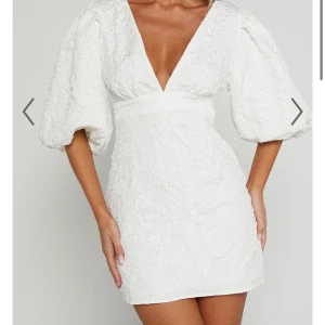 Showpo studentklänning - Säljer en superfin populär studentklänning med djup v-ringning och puffiga ärmar. Klänningen är slutsåld på showpos hemsida, dessutom är det tull från deras hemsida. Perfekt för student  eller midsommarfirandet. Klänningen har en tight passform som framhäver figuren och är gjord i ett vackert mönstrat material. Har använts endast en gång.