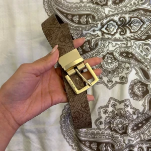 Brunt bälte från Guess - Säljer ett snyggt brunt äkta bälte från Guess med ett elegant mönster och en stilren guldspänne. Perfekt för att ge din outfit en lyxig touch. Bältet är i bra skick och passar till både vardag och fest. Ett måste för garderoben! Använd Max 2 gånger räckans som ny
