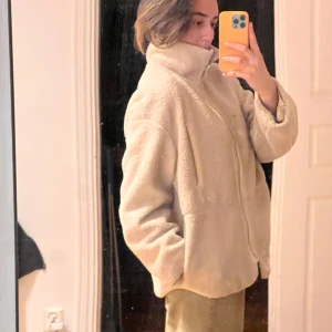 Beige teddyjacka från H&M - Mysig beige teddyjacka från H&M i storlek S. Perfekt för kyliga dagar med sin fluffiga och varma design.  Den är i mycket bra skick och passar perfekt för höst och vinter. En stilren och bekväm jacka för alla tillfällen! Köpt för två år sedan så går ej att hitta i butik! Pris kan diskuteras vid snabbt köp