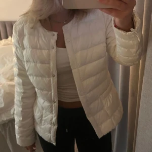 Vit dunjacka  - Superfin vit jacka från Lindex men helt slutsåld då det är en gammal kollektion💗 