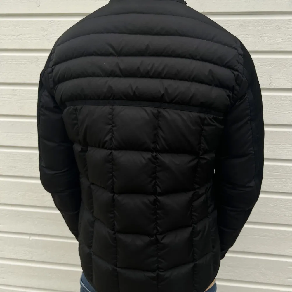 Säljer nu denna superfina och sällsynta Moncler jacka, perfekt inför vinter/kall höst men även tidig vår Storlek i jackan är S/M Jackan är i extremt bra skick och har även inga hål eller defekter, men luvan saknas Pris kan diskuteras vid snabb affär!. Jackor.