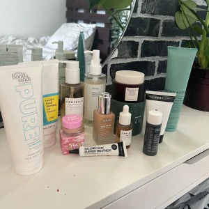 Blandad hudvård - Säljer en mix av olika hudvårdsprodukter som tyvärr inte funkat för mig! Bland annat Anua oil cleanser, cosrx cleanser, paulas choice exfoliator. Men också brun utan sol från bondi sands, concealer putty, Björn Axén leave in! Säljer också en foundation från CAIA i nyansen 20W. Endast använd ca 4 gånger så är som ny! Resten av produkterna är använda olika mycket, inget är oöppnat men allt fungerar som det ska! Använt Max 10 gånger iaf! Ställ frågor för mer info!