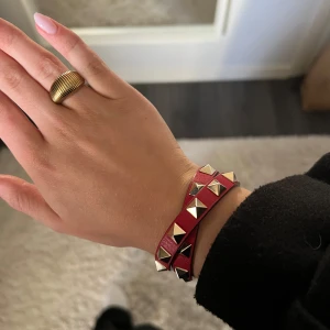 Rött valentino armband - Så fint valentino armband dubbel. Perfekt för en tråkig outfit och är justerbar. Säljer då den inte kommer till användning längre och har knappast några defekter! Box tillkommer!