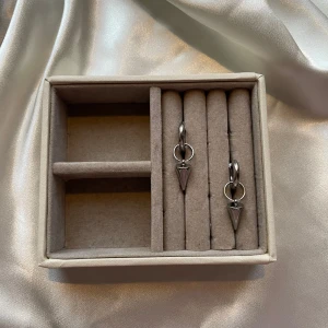 Freja  - 45kr per par, gjorda i rostfritt stål vilket innebär att metallen inte färgar av sig eller tappar färg💐