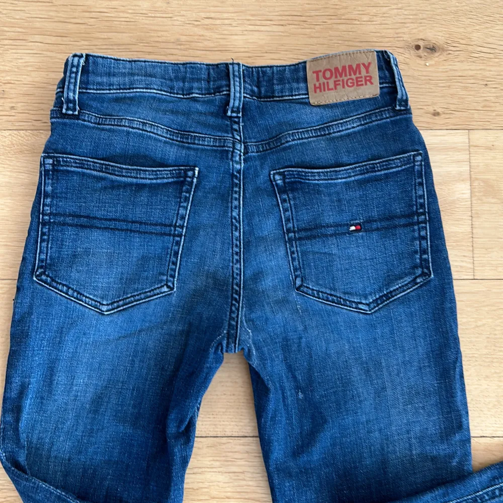 Säljer dessa tommyhilfiger jeans i storlek 152 men passar 155 och 158 också. De är i bra skick och inköpta för 500.. Jeans & Byxor.