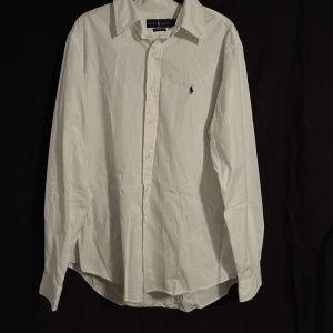 Ralph Lauren skjorta - Ny har vi fått denna snygga skjortan från Ralph Lauren! Hör av er vid minsta fundering!