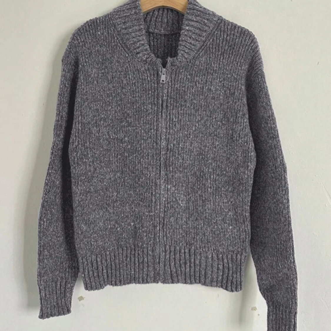 Grå stickad kofta med dragkedja - 1