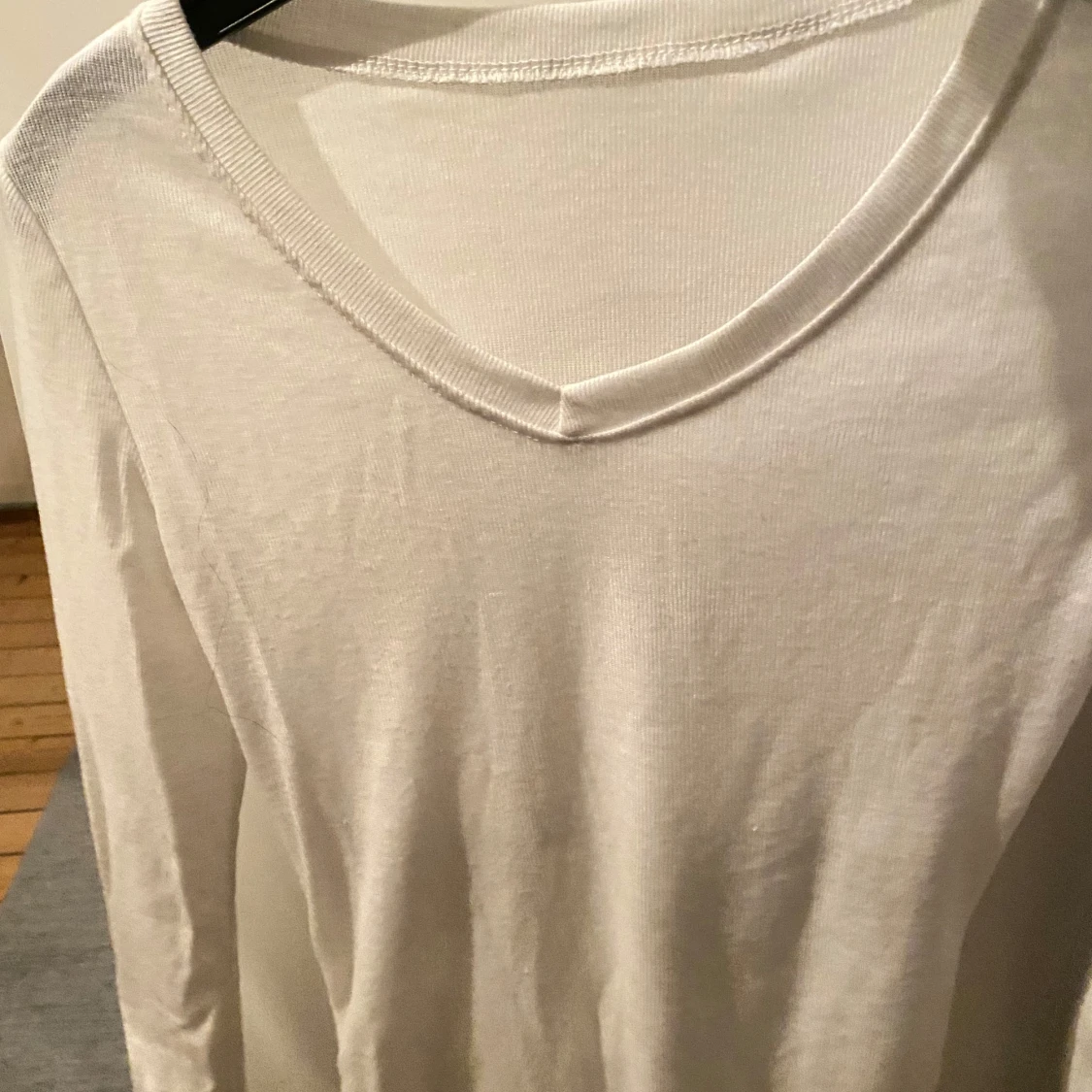 Vit och svart offshoulder långärmad tröja - 90