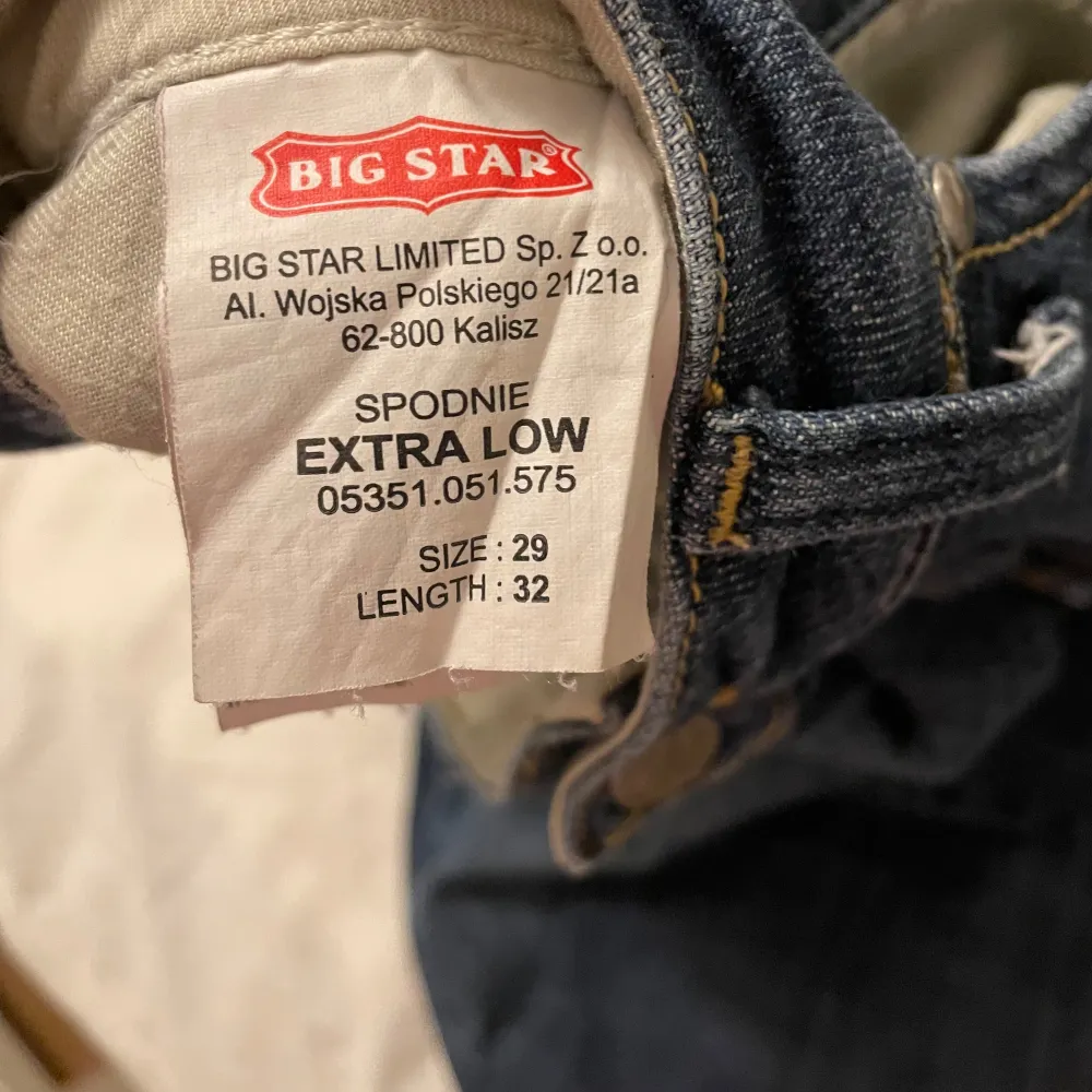 Säljer ett par snygga blå lågmidjade bootcut jeans från Big Star i storlek 29. Köpta här på Plick men säljer vidare då jeansen tyvärr var för stora för mig. Första två bilderna är lånade från personen jag köpte av!. Jeans & Byxor.