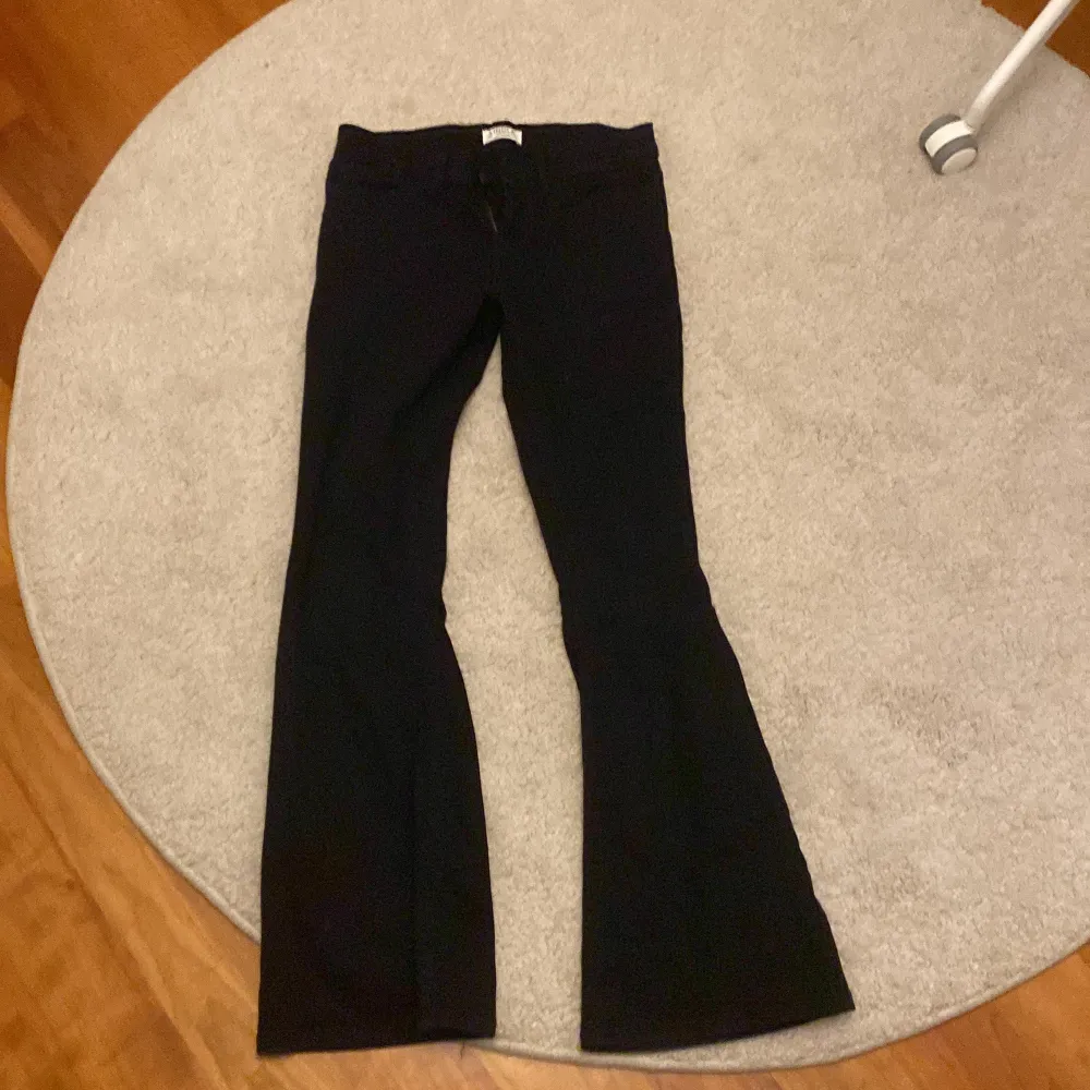 Säljer ett par svarta bootcut jeans från Lindex i storlek EUR 158. De är i bra skick och har en klassisk design med dragkedja och knapp. Perfekta för både vardag och fest! 😻💋🪩 . Farkut & Housut.