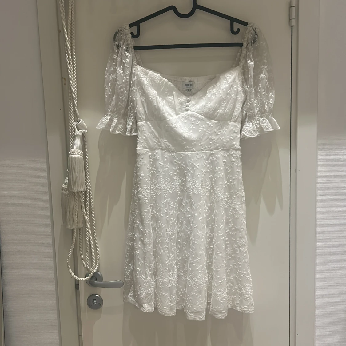 Vit spetsklänning med puffärmar